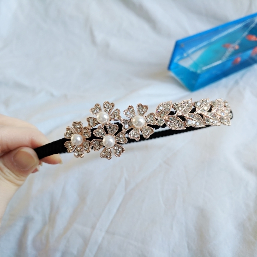 NIB Flower Rhinestone headband - Picture 2 of 4